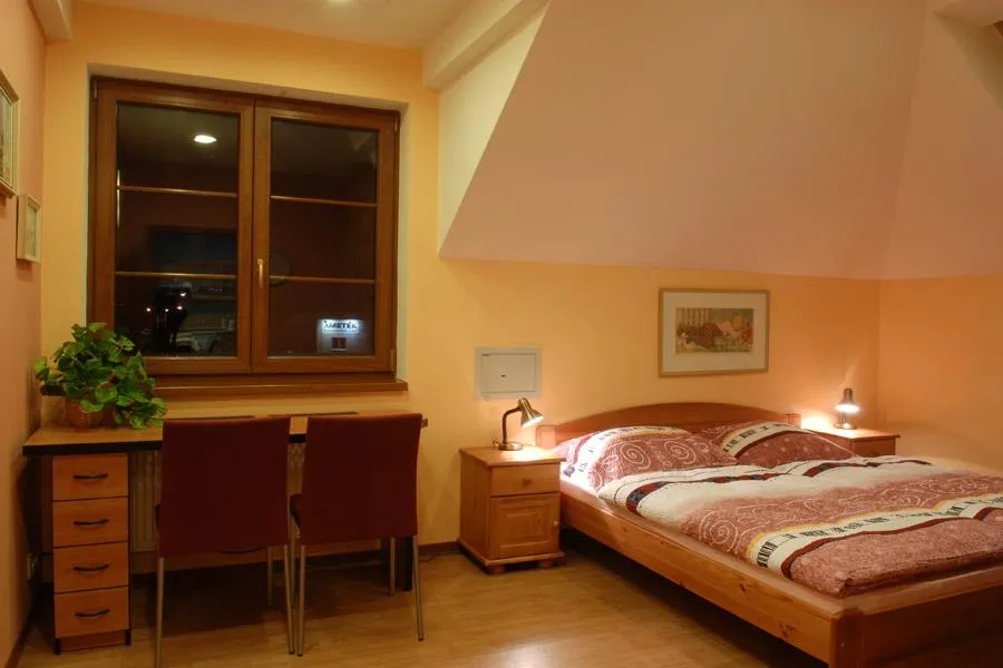 Vybavený pokoj pro delší pobyty - levný penzion Náchod flexibilní check-in