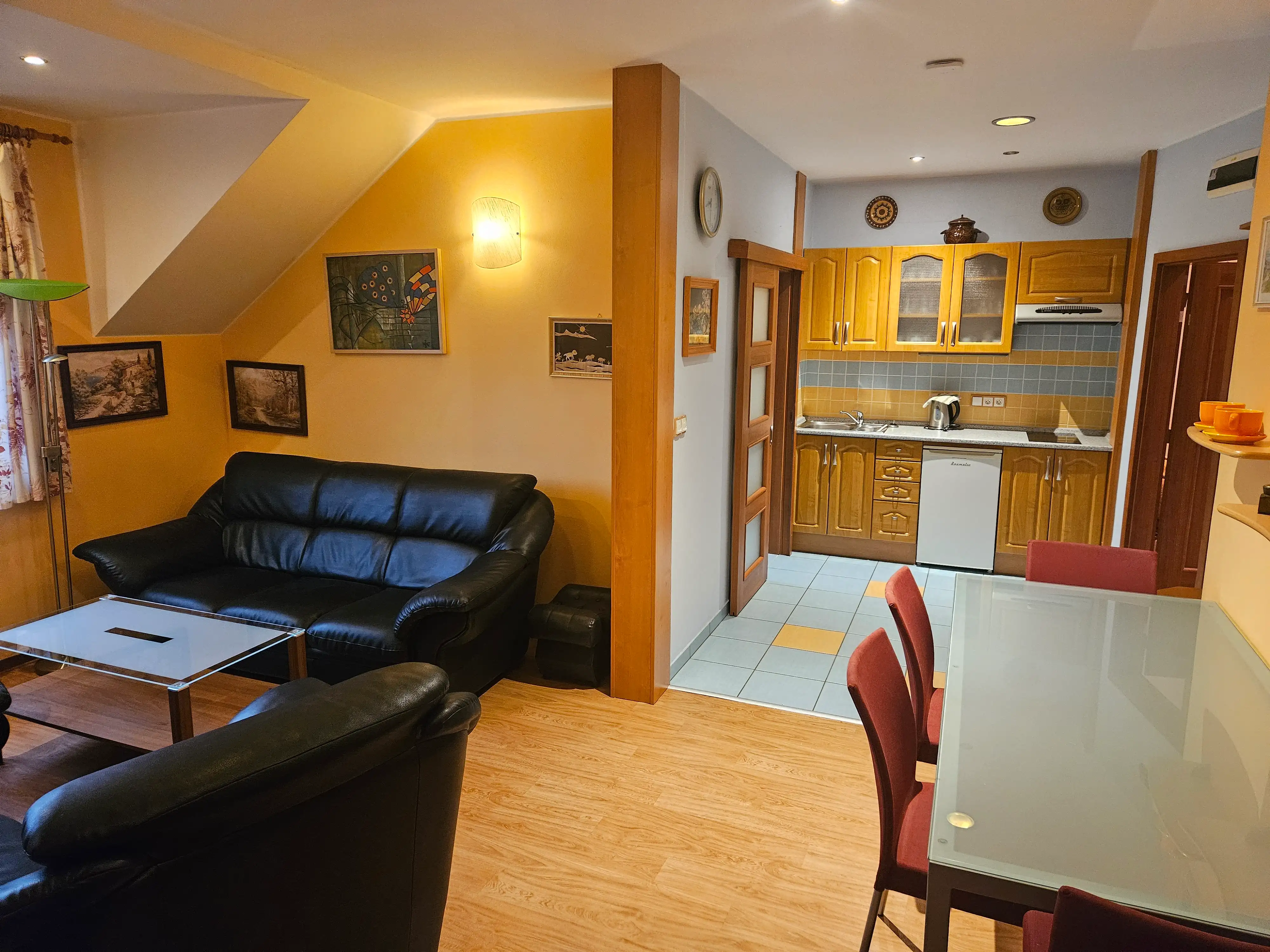 Čistá koupelna s toaletou a sprchou - Pension MBR Náchod parkování zdarma