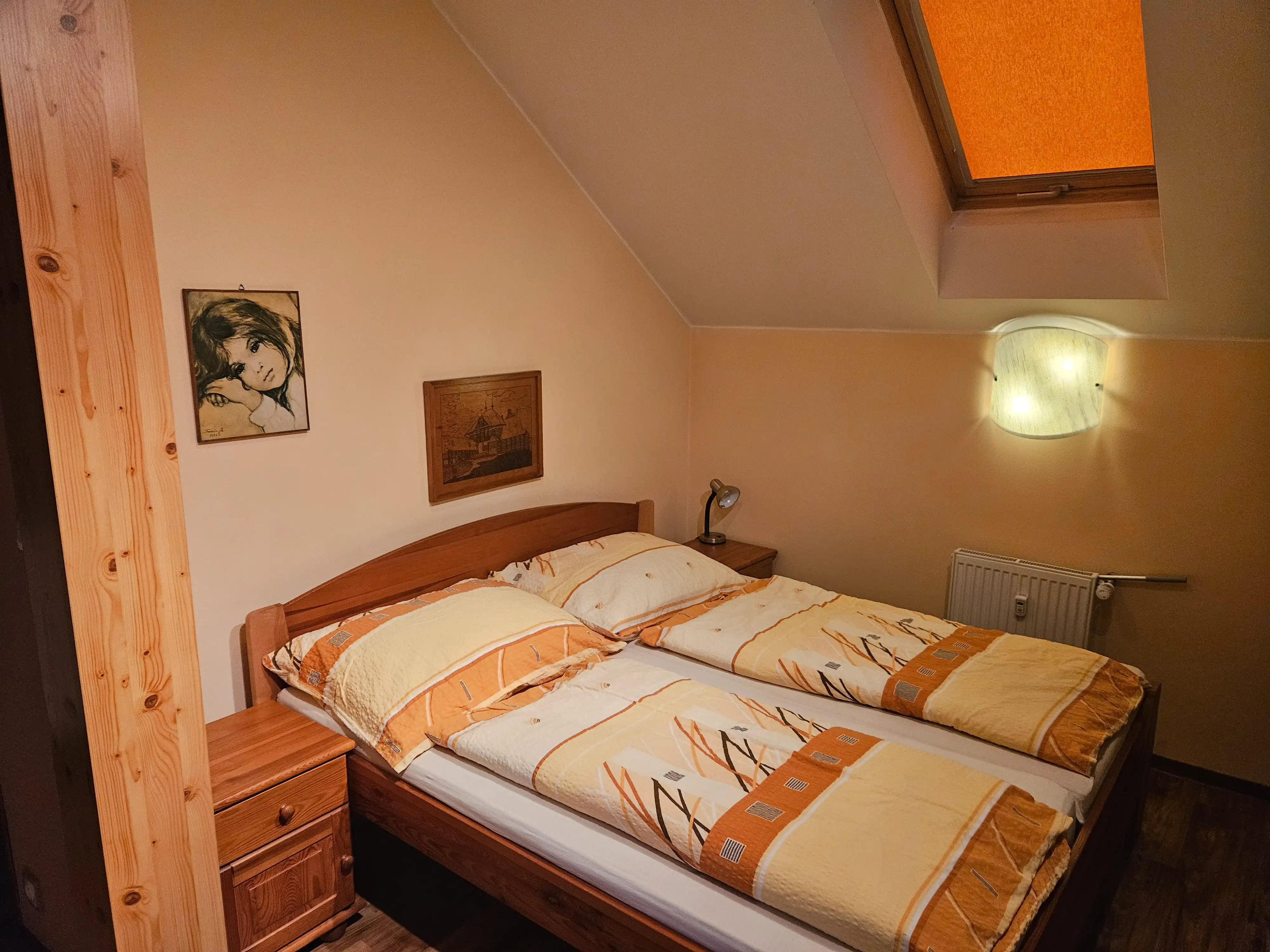 Pokoj s posezením a jídelním koutem - penzion v Náchodě s parkováním