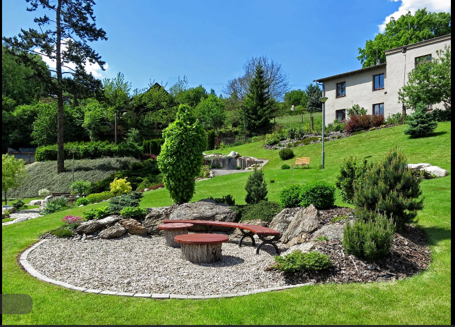 Zahrada s posezením a grilem - Pension MBR Náchod - relaxační kout s jezírkem